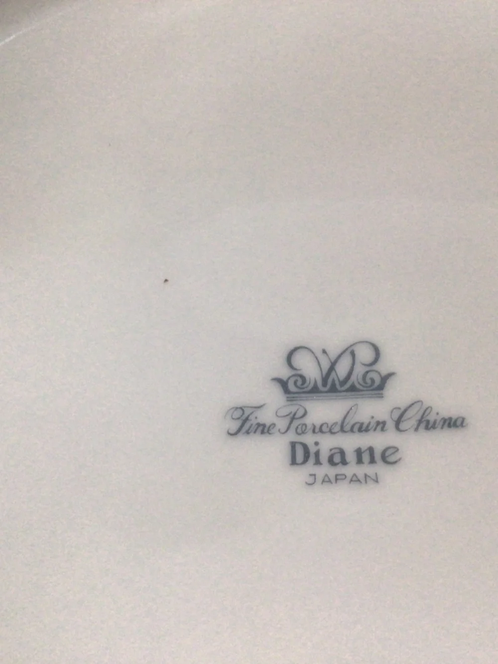 Diane Pattern by Wade. Round covered vegetable bowl from 1960’s great shape
